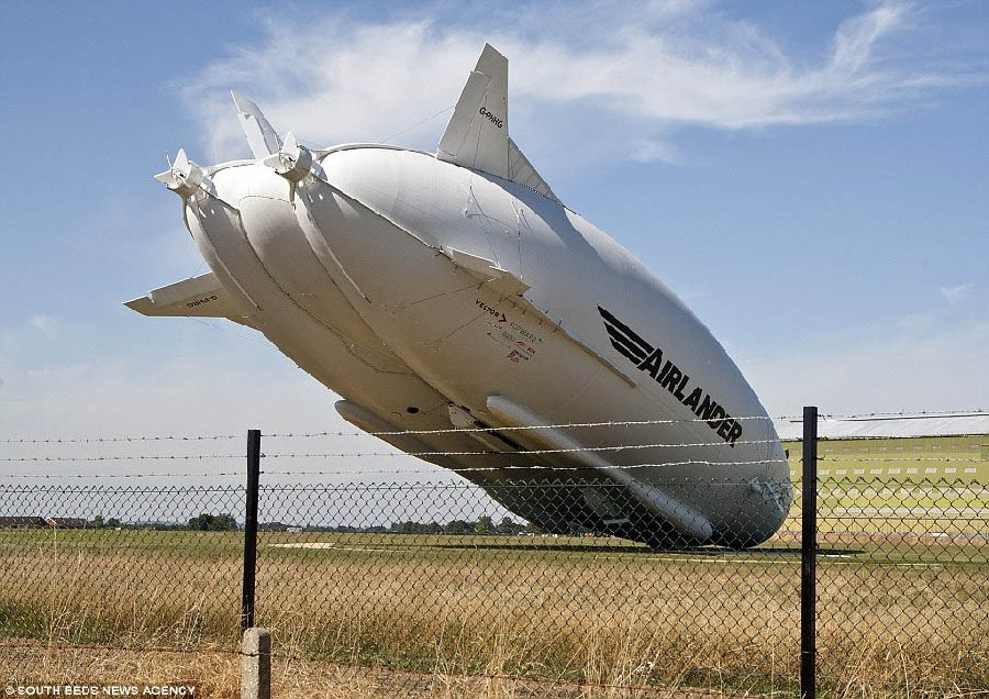 Maior aeronave do mundo sofre acidente