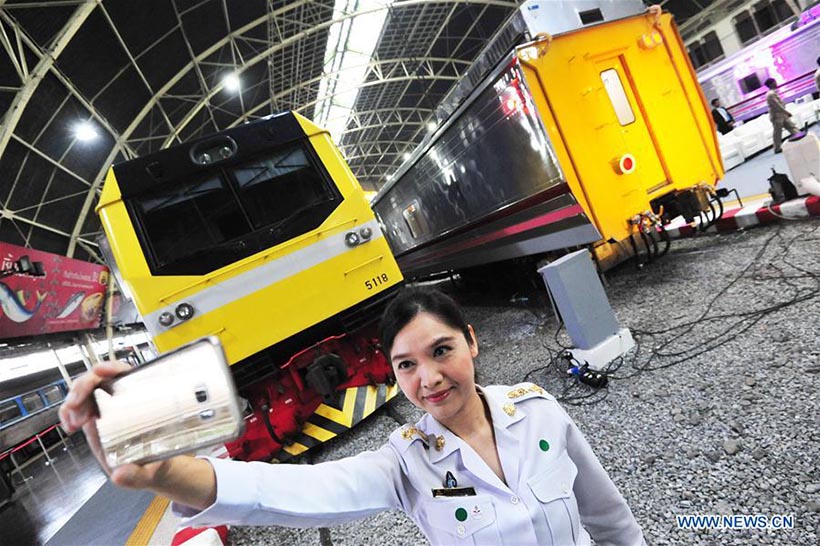 Trem fabricado na China entra em funcionamento na Tailândia