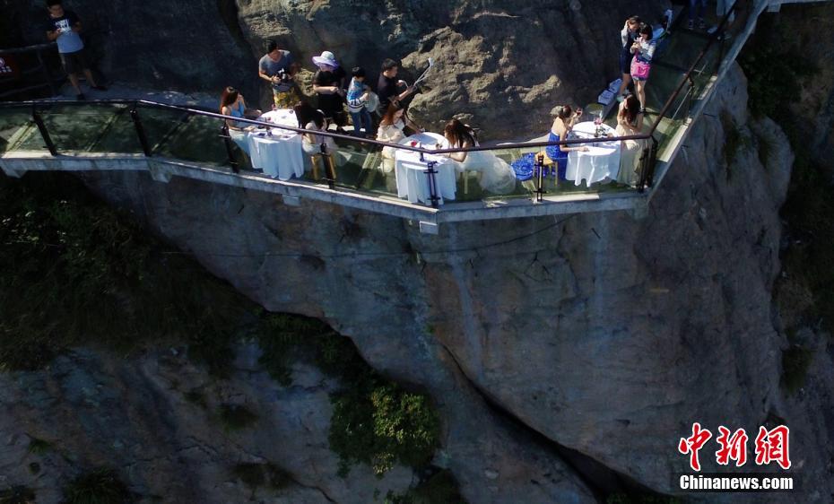 Restaurante usa skywalk de vidro para atrair visitantes