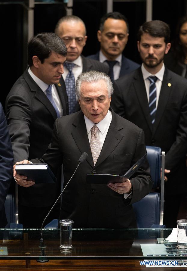 Temer assume presidência do Brasil, Rousseff promete resistência