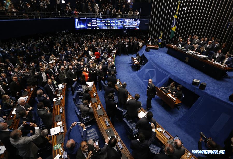 Temer assume presidência do Brasil, Rousseff promete resistência
