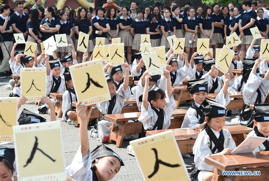 Crianças trajadas com “Hanfu” participam em cerimônia de estrita no leste da China