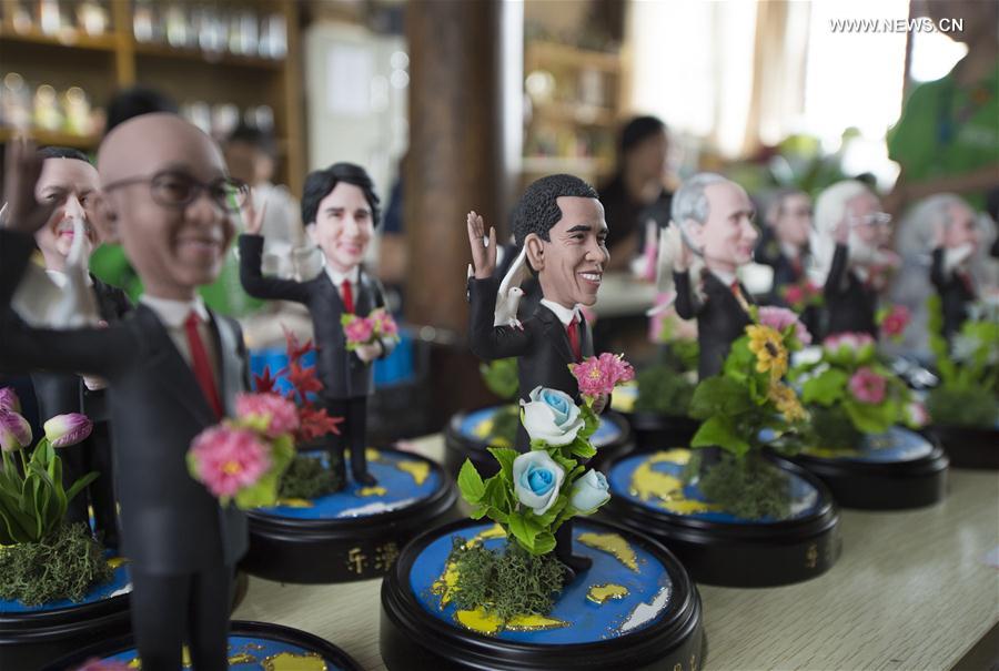 Figuras de barro que caracterizam líderes da Cúpula do G20 em exposição em Hangzhou