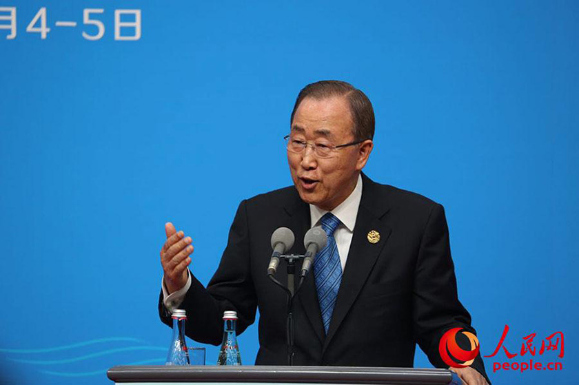 Ban Ki-moon responde à pergunta do repórter.