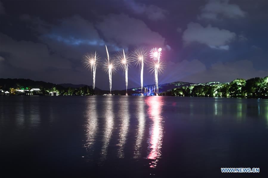 Fogos-de-artifício iluminam Lago do Oeste em Hangzhou