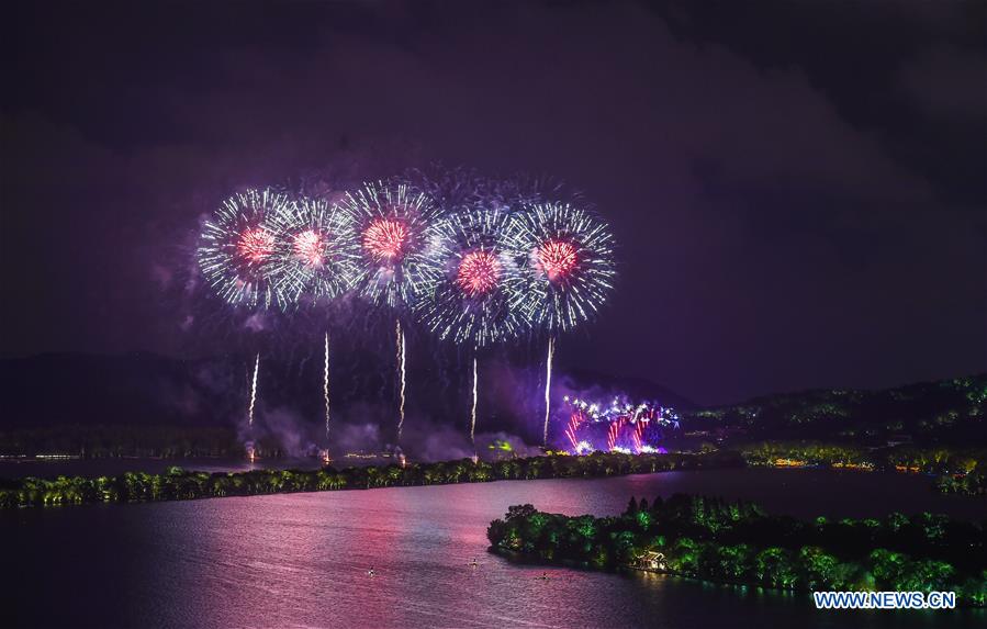 Fogos-de-artifício iluminam Lago do Oeste em Hangzhou