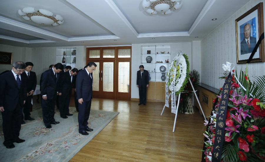 Primeiro-ministro chinês lamenta morte do presidente uzbeque