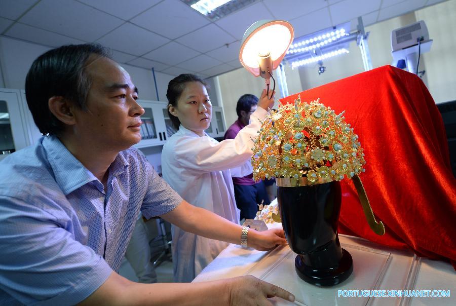 Especialistas chineses restauram coroa de 1,4 mil anos