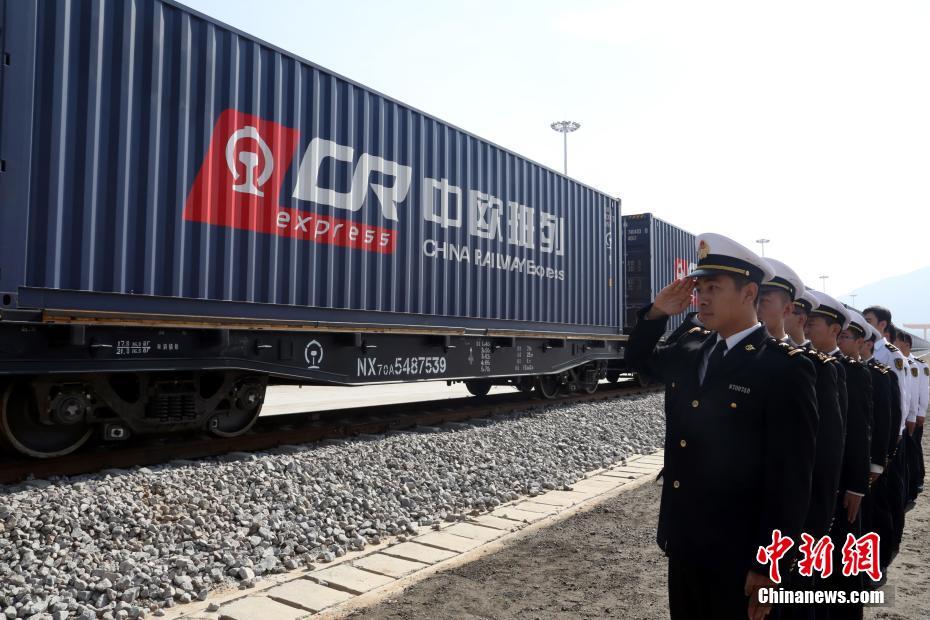 Primeiro trem China-Europa a atravessar o planalto Qinghai-Tibete entra em operação