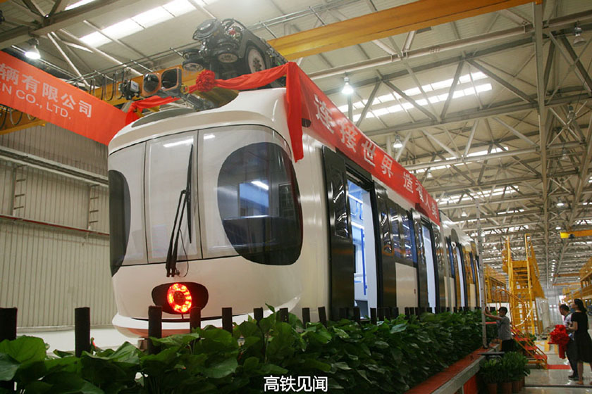 Primeiro trem suspenso da China sai da linha de montagem
