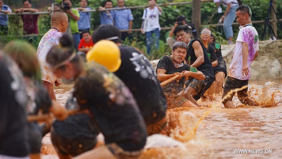 Piscina de lama improvisada na província de Jiangxi proporciona momentos de diversão aos visitantes
