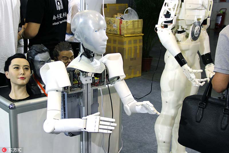 Robôs inteligentes atraem visitantes na exposição em Nanjing