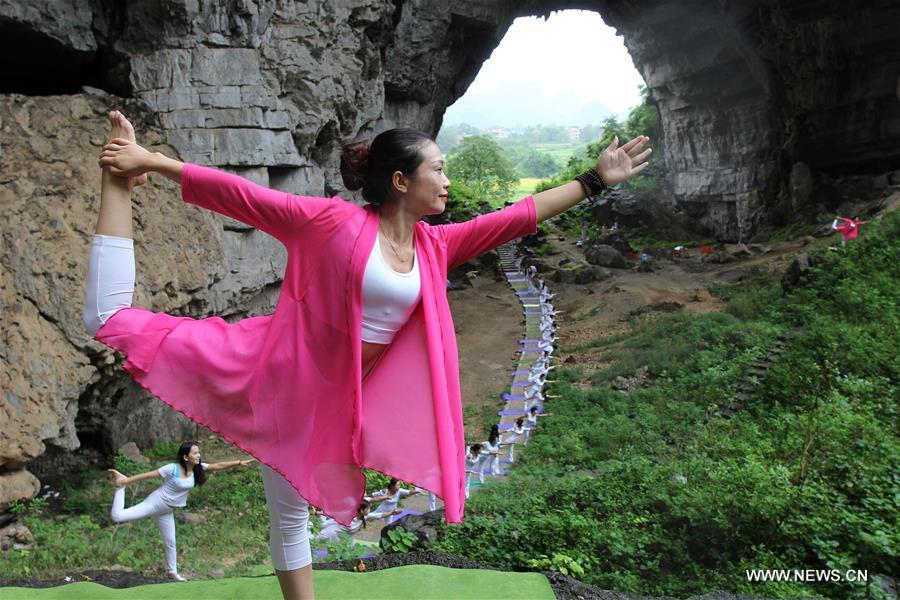 Fãs de yoga praticam em região montanhosa no centro da China