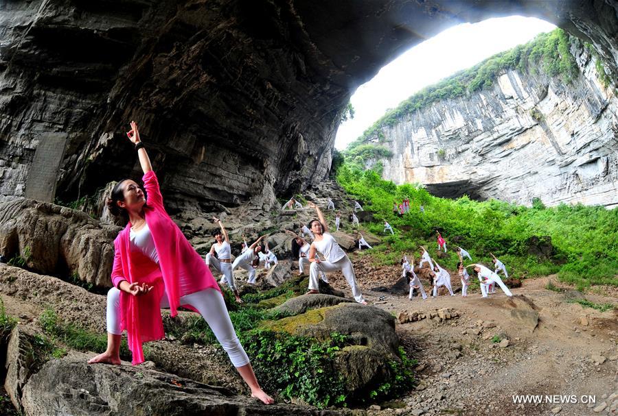 Fãs de yoga praticam em região montanhosa no centro da China