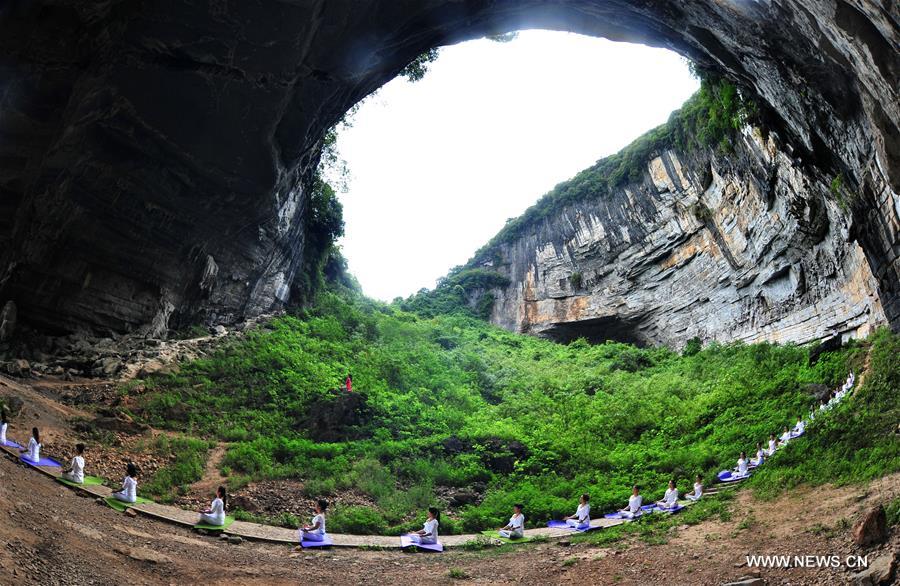 Fãs de yoga praticam em região montanhosa no centro da China