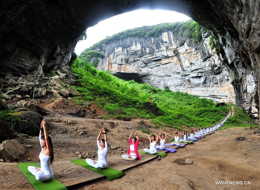 Fãs de yoga praticam em região montanhosa no centro da China