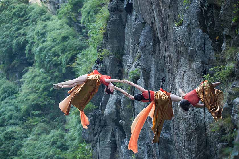 Bailarinos norte-americanos dançam em penhasco nas Montanhas Tianmen