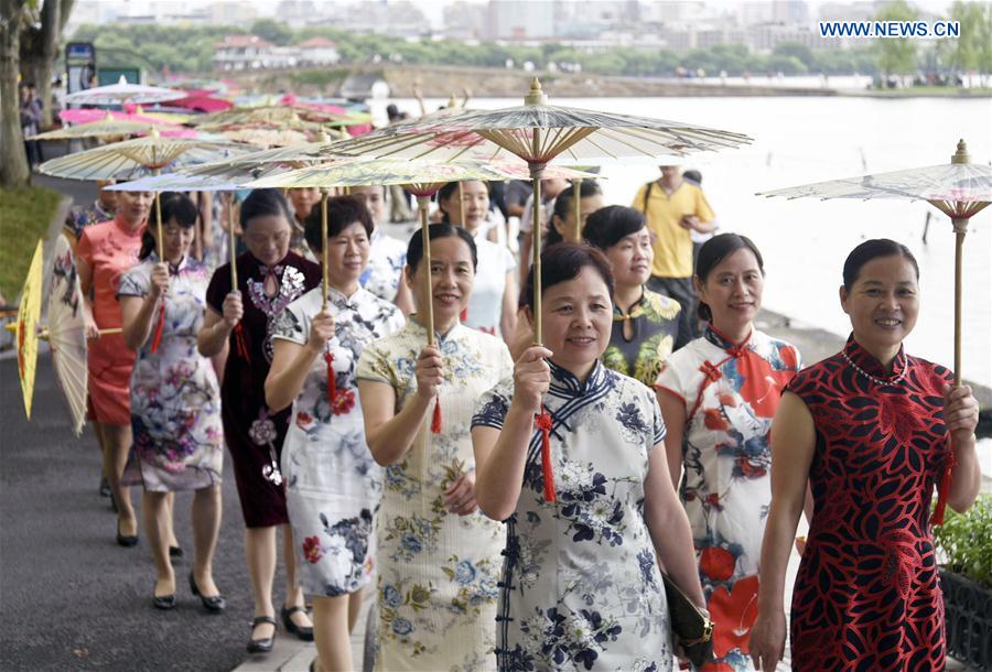Cabaia chinesa apresentada em show de moda em Hangzhou