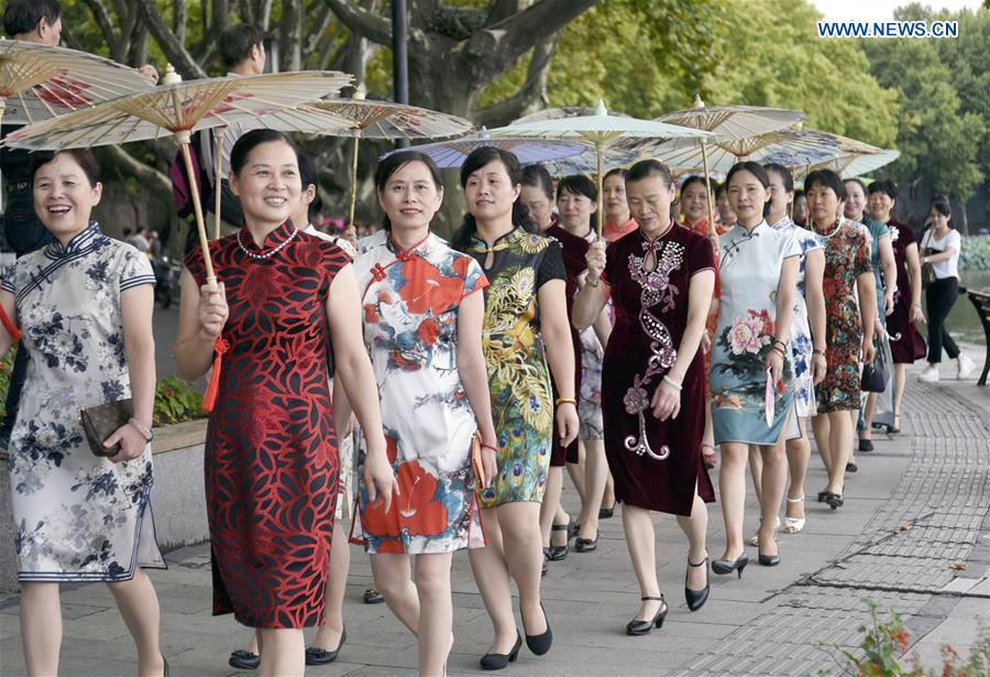Cabaia chinesa apresentada em show de moda em Hangzhou