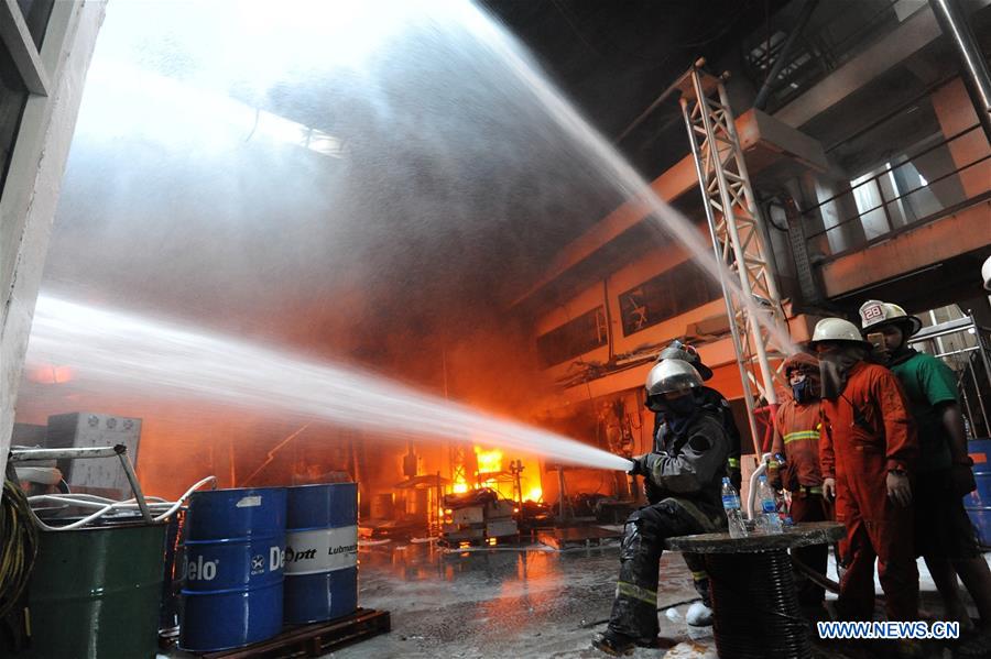 Incêndio atinge tinturaria em Bangkok