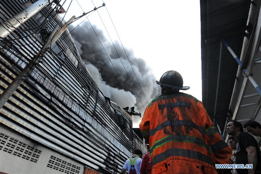 Incêndio atinge tinturaria em Bangkok