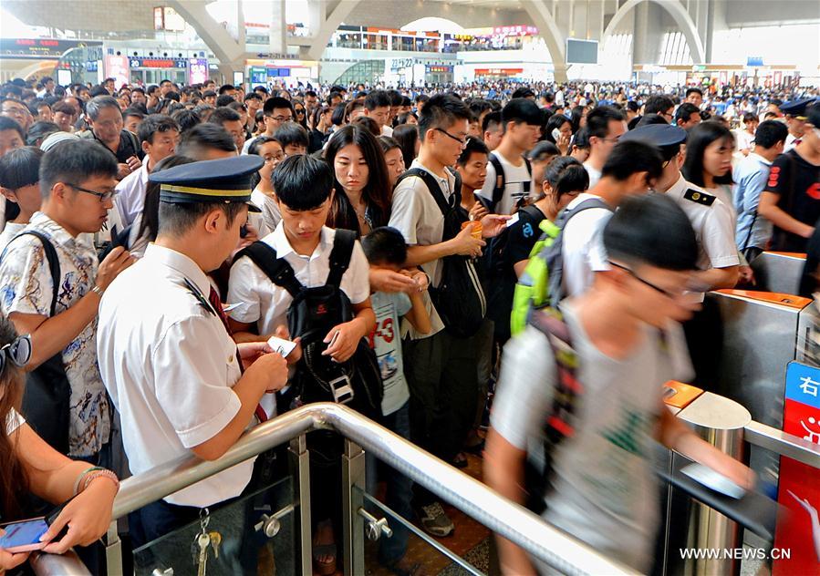 Estações de trem da China com intenso fluxo de passageiros