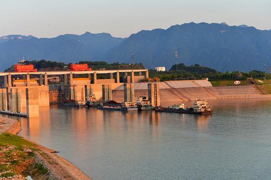 Maior elevador de navios do mundo inicia operação na Represa das Três Gargantas da China