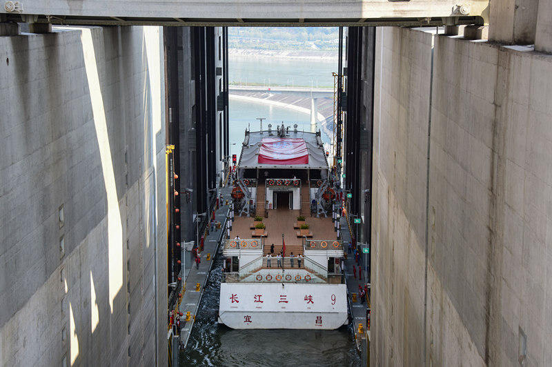 Maior elevador de navios do mundo inicia operação na Represa das Três Gargantas da China