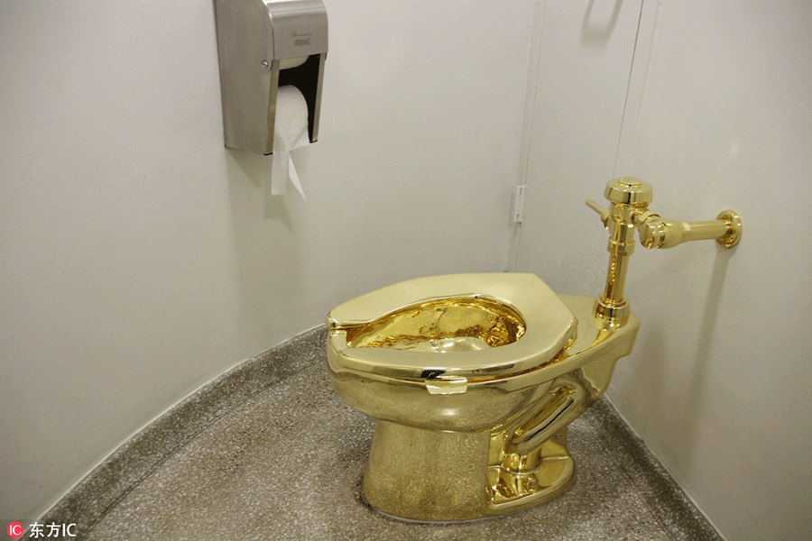 Vaso sanitário de ouro apresentado em Nova Iorque