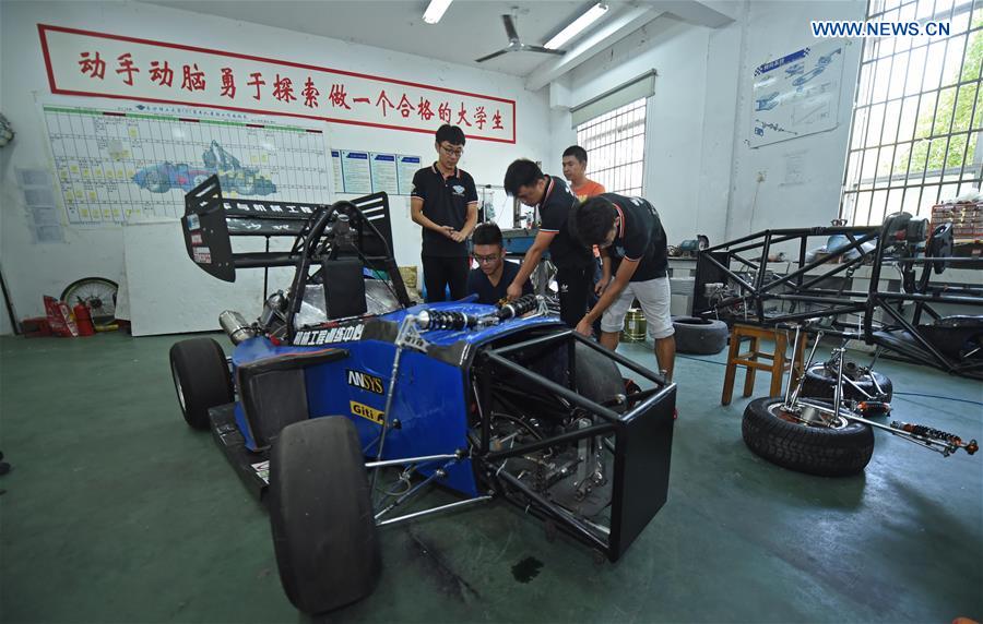 Estudantes chineses preparam-se para competir na 2016 Formula Student China