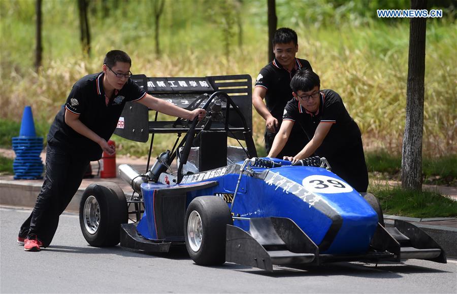 Estudantes chineses preparam-se para competir na 2016 Formula Student China