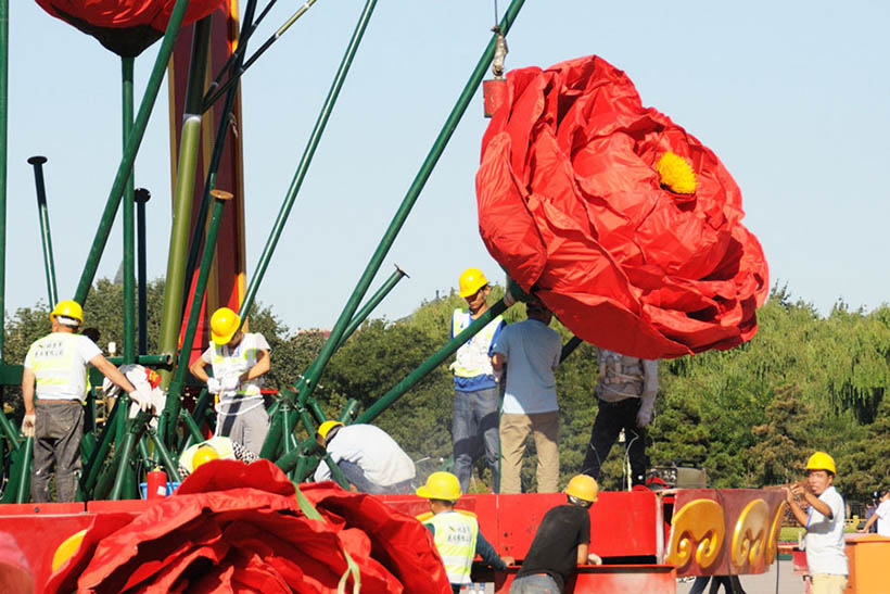 Flores artificiais decoram Praça Tian’anmen para celebrar a chegada do Dia Nacional