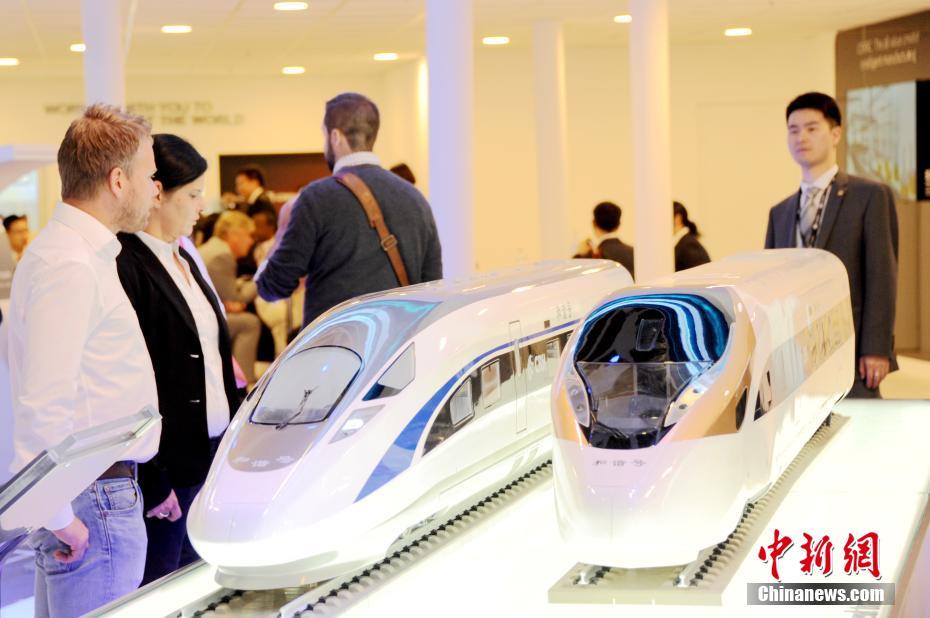 Expositores chineses de trem encantam Feira InnoTrans, em Berlim