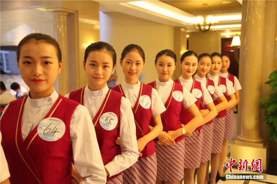 Estudantes chinesas competem por vagas de aeromoça em Sichuan