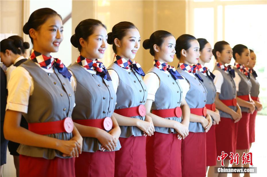 Estudantes chinesas competem por vagas de aeromoça em Sichuan