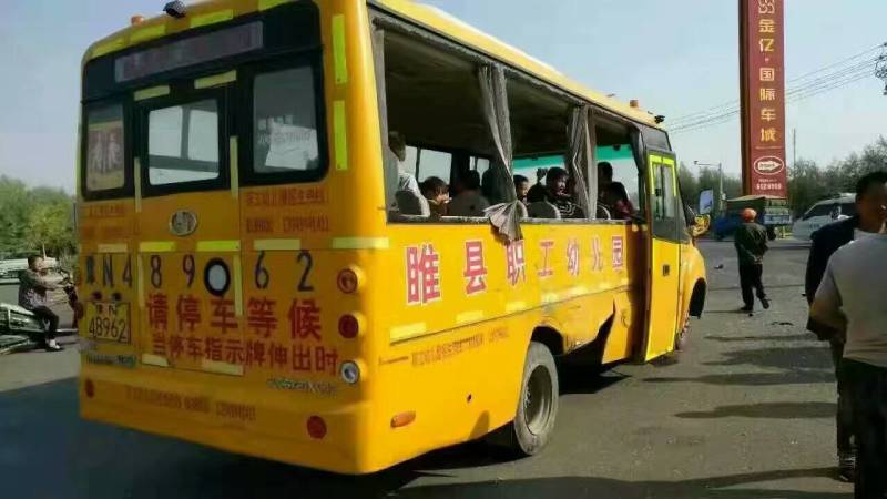 Colisão entre ônibus escolar e caminhão deixa 13 feridos no centro da China