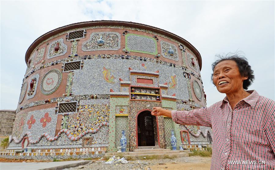 Chinesa de 86 anos de idade e seu “palácio de porcelana”