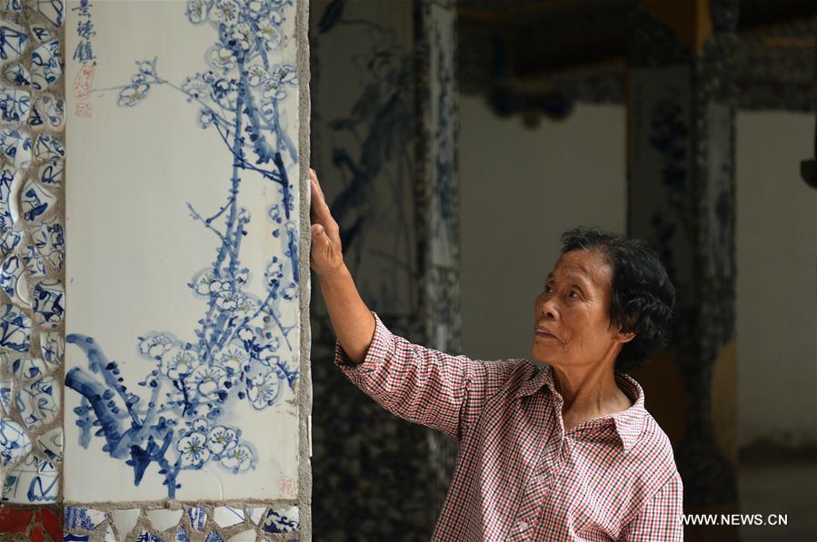 Chinesa de 86 anos de idade e seu “palácio de porcelana”