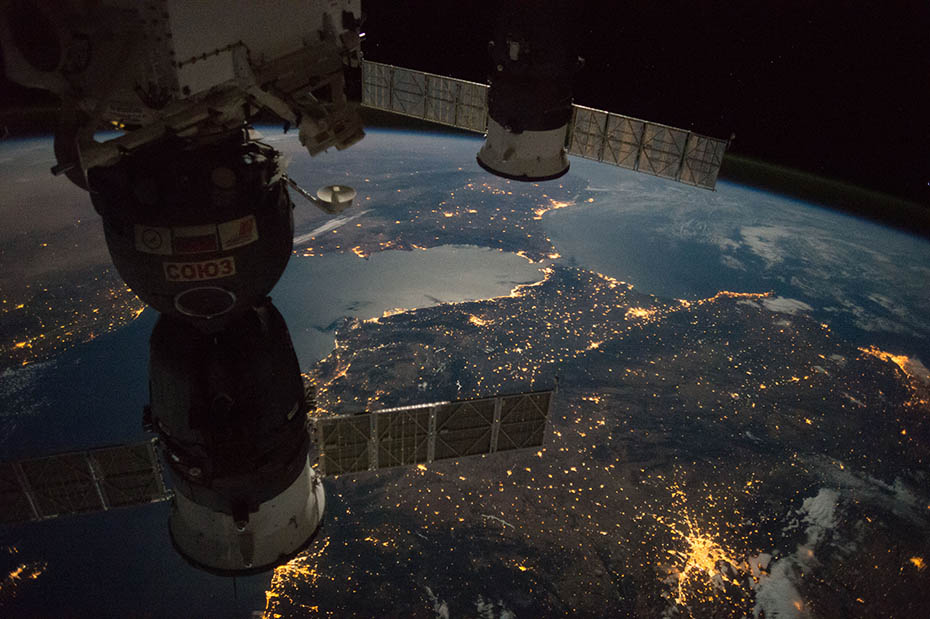 Astronautas publicam fotos da paisagem noturna da Terra