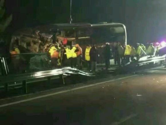 Colisão de ônibus e caminhão mata 12 pessoas no norte da China
