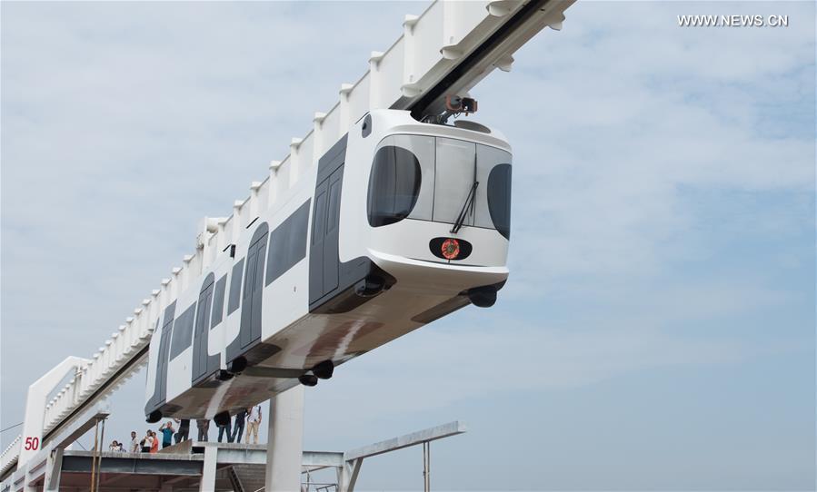 Primeira ferrovia elevada da China completa teste
