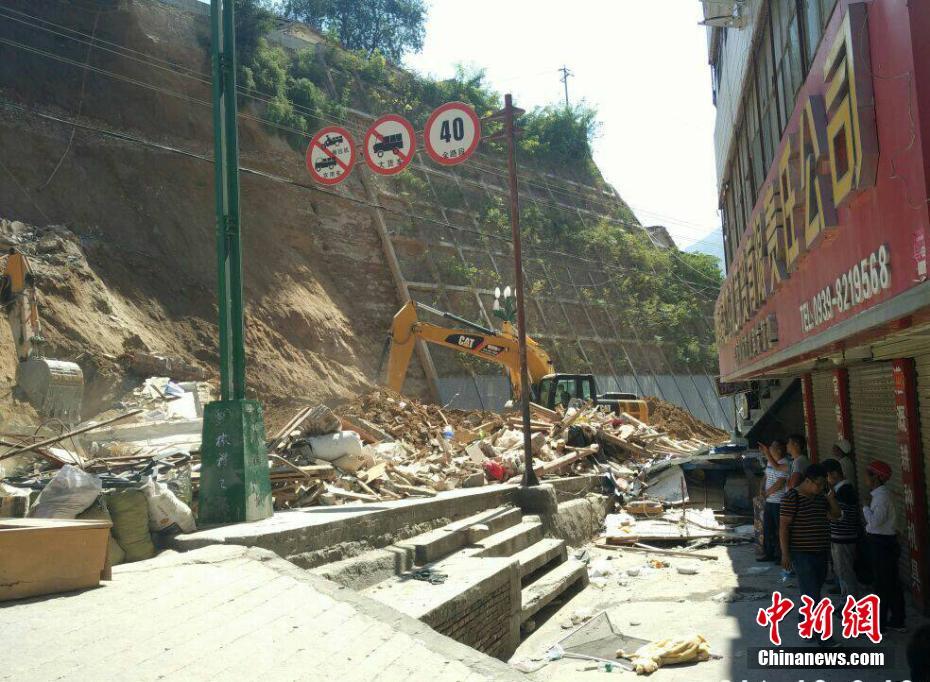 Deslizamento de terra soterra residências no noroeste da China