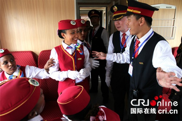 Inaugurado em África o primeiro caminho de ferro elétrico fabricado pela China