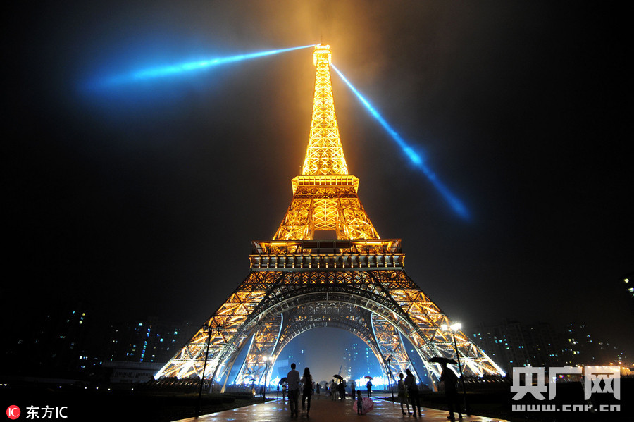 Réplica da Torre Eiffel surge na cidade chinesa de Hangzhou