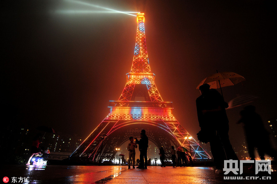 Réplica da Torre Eiffel surge na cidade chinesa de Hangzhou