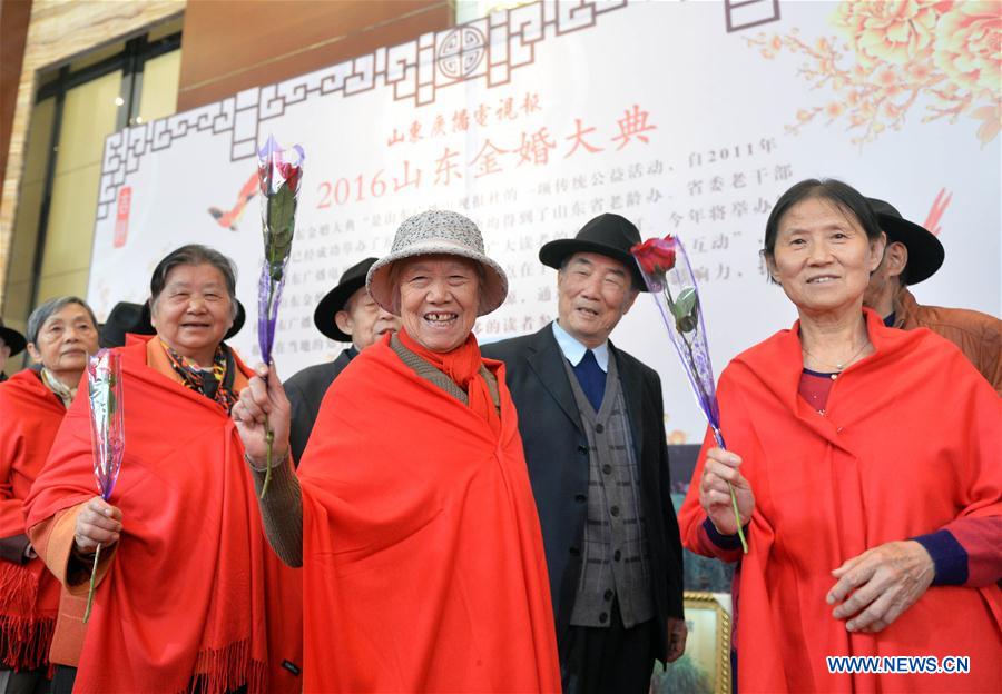 Província de Shandong realiza cerimônia de bodas de ouro para casais idosos