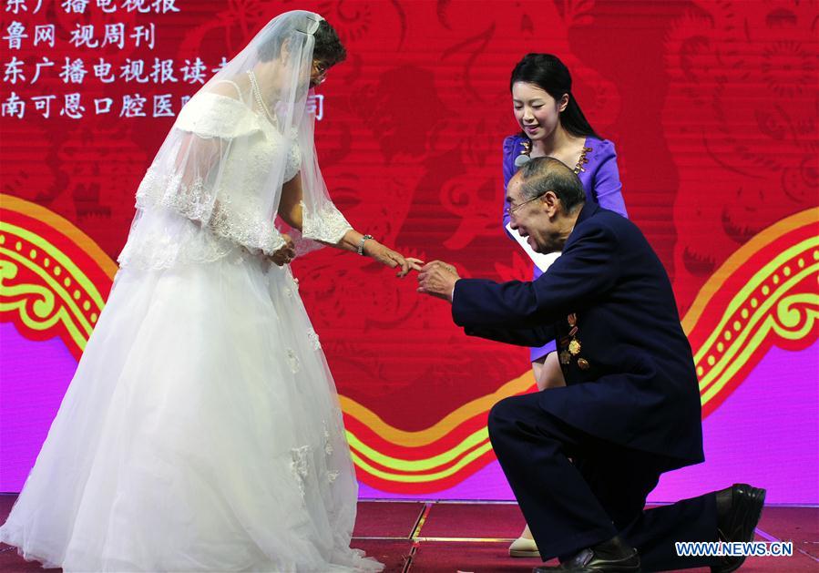 Província de Shandong realiza cerimônia de bodas de ouro para casais idosos