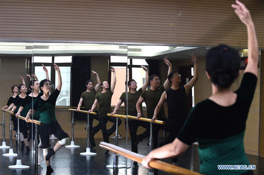 Idosas praticam balé em universidade sénior em Tianjin