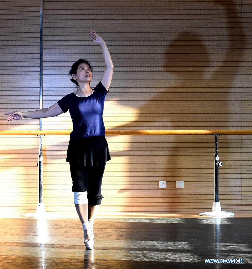 Idosas praticam balé em universidade sénior em Tianjin