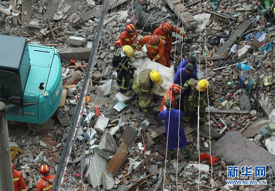 Desmoronamento de residências deixa pelo menos oito mortos na China